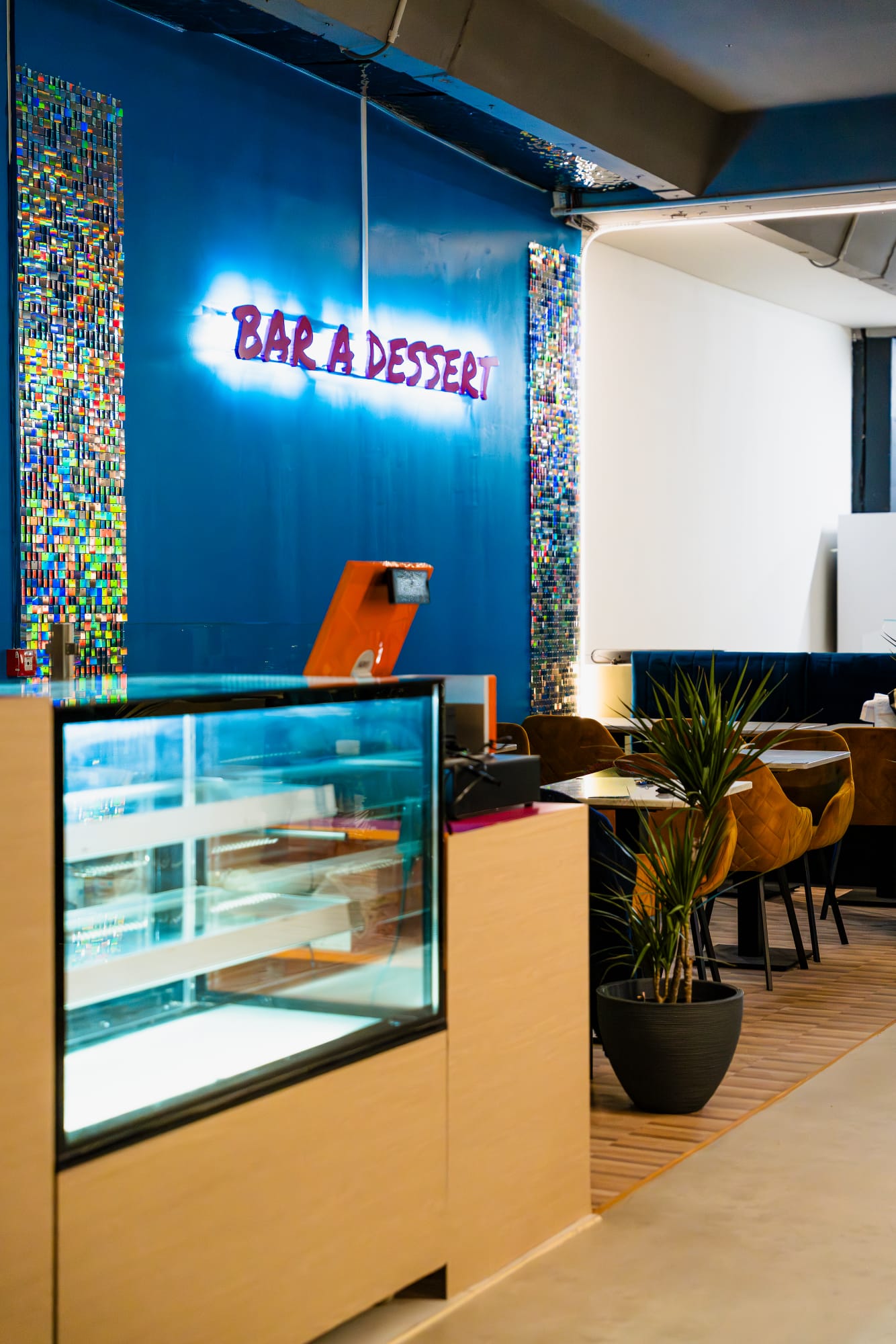 Comptoir lumineux du bar à desserts H2O Metz à la ZAC d’Augny