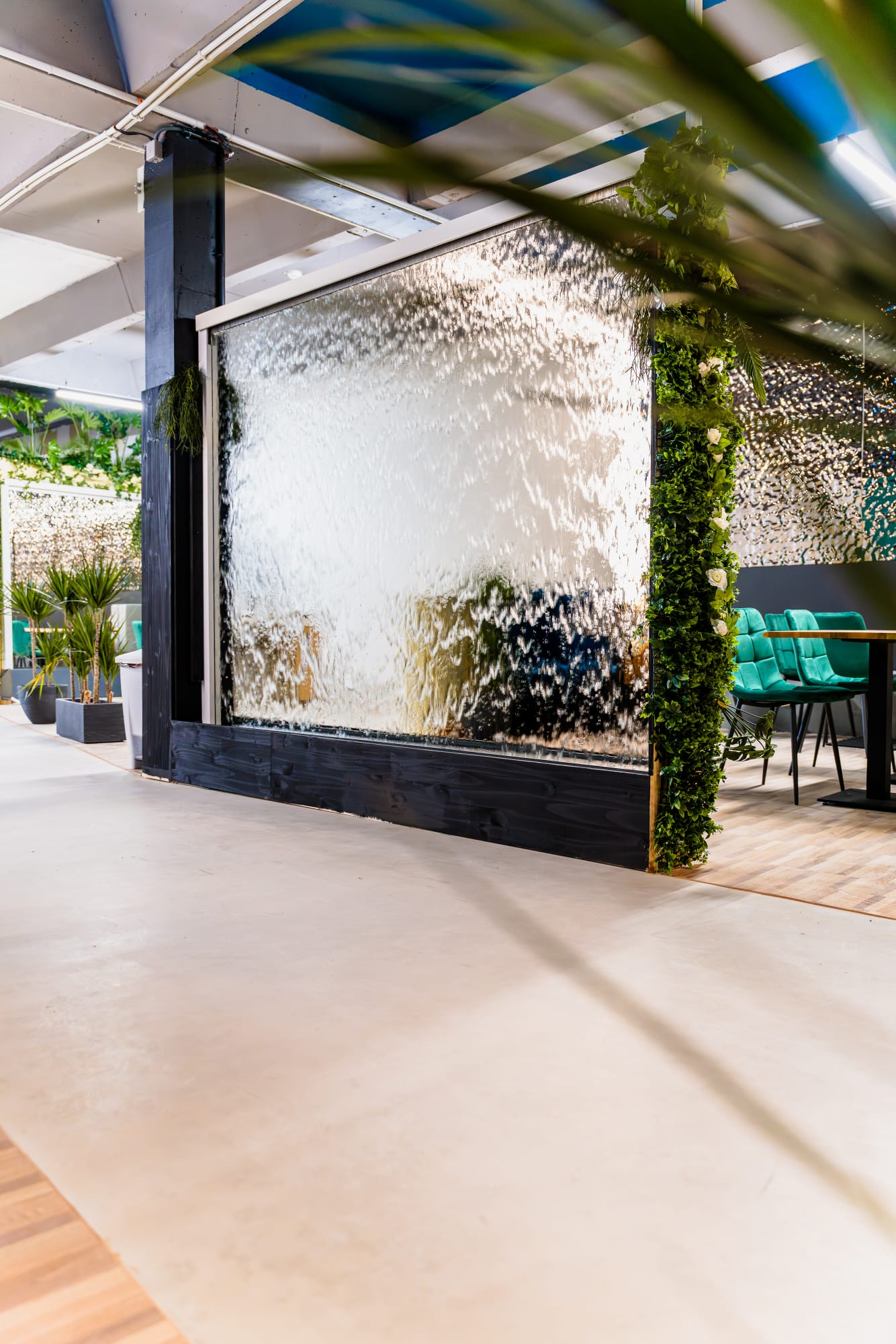 Paroi d’eau scintillante et plantes tropicales chez H2O Metz